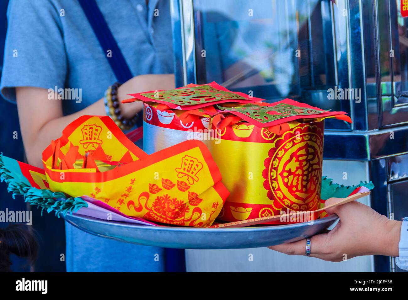 Le persone con soldi di carta, oro di carta e bastone di scossa di bruciare al santuario cinese per fare il merito e pagare rispetto a dio in cinese nuovo Foto Stock