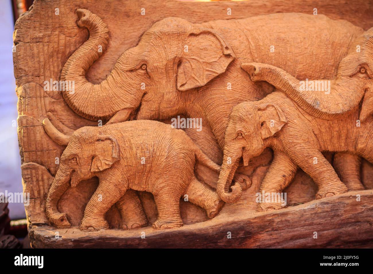 Bella scultura in legno della famiglia degli elefanti. Antiquariato Arte Mobili fatti a mano che intagliano la Famiglia Elephant nel legno. Elefante w Foto Stock