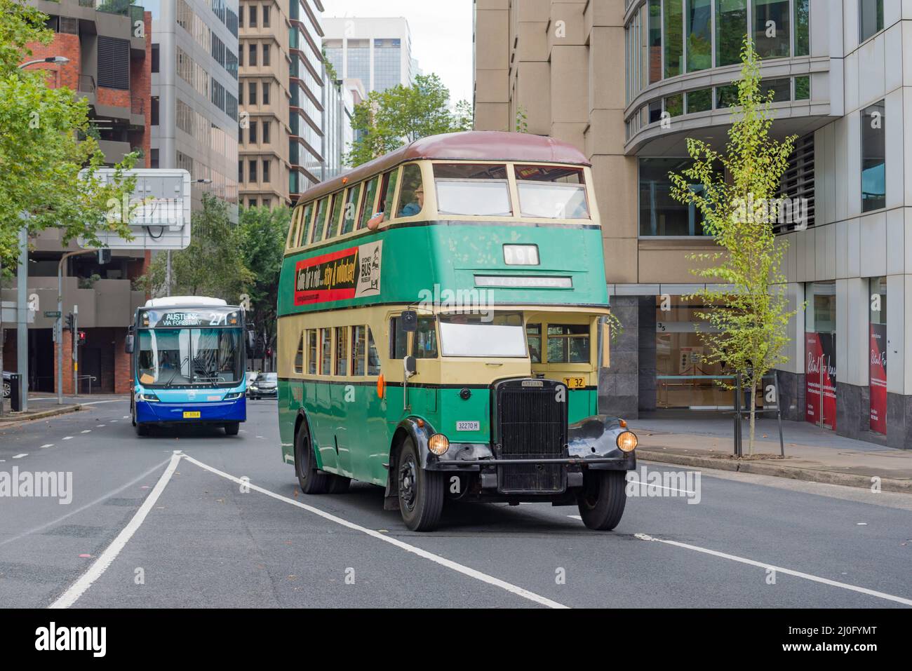 19th marzo 2022, Sydney Australia: Gli autobus a due piani Vintage Green e Cream di Sydney hanno effettuato viaggi gratuiti dalla stazione ferroviaria di Wynyard attraverso il ponte e ritorno come parte delle celebrazioni di 90th compleanno del Sydney Harbour Bridge che ha aperto questo giorno nel 1932. Il Ponte è localmente conosciuto come il Coathanger Foto Stock