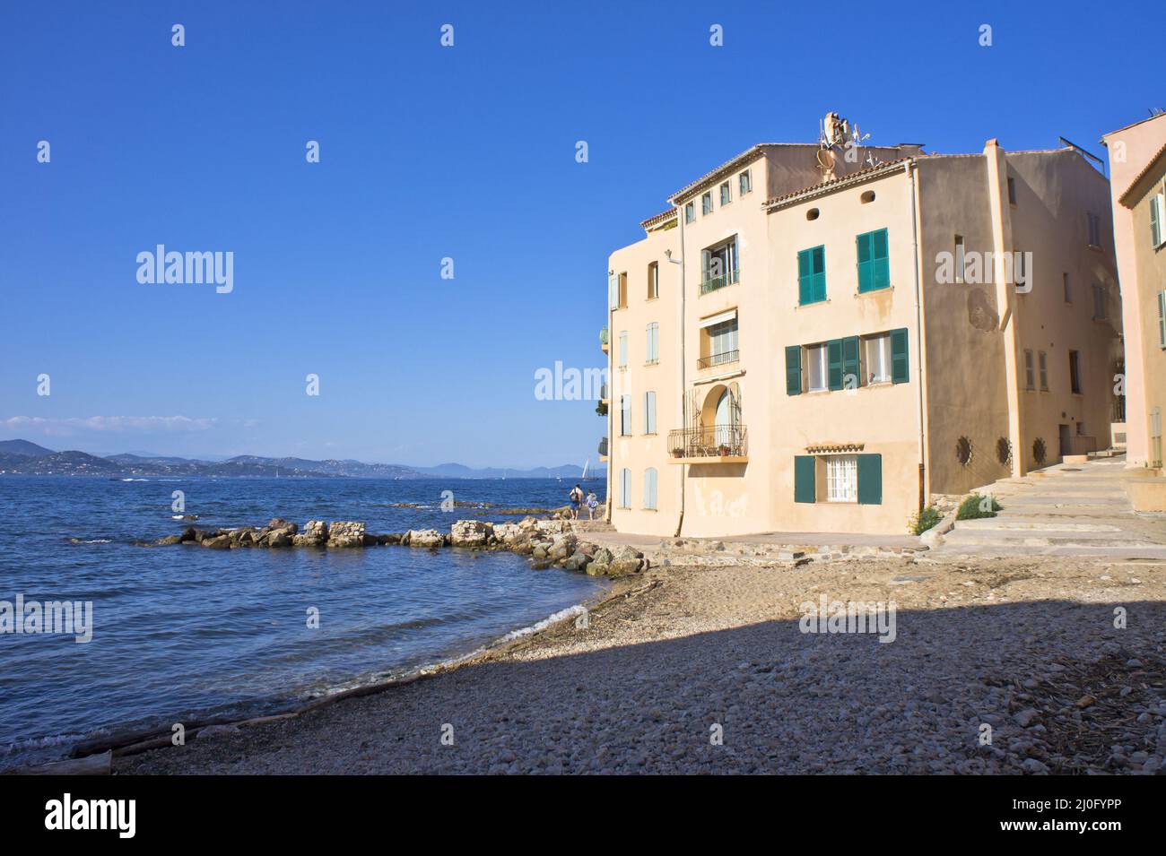 Saint Tropez, la città vecchia vista sulla spiaggia con case colorate, CÃ´te d'Azur, Francia, Europa Foto Stock