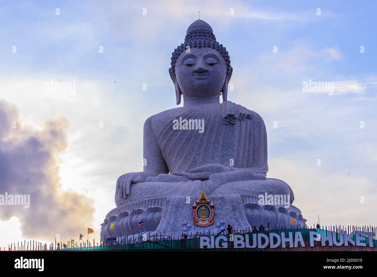 Incredibile statua di Buddha in marmo bianco, la famosa attrazione turistica in cima alla collina di Phuket, Thailandia. Foto Stock