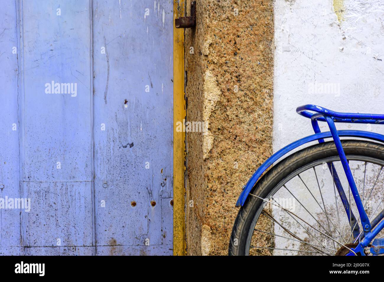 Dettaglio di vecchie soste in bicicletta di fronte alla casa storica nella città di Paraty Foto Stock Dettaglio di vecchie soste in bicicletta di fronte alla casa storica nella città di Paraty Foto Stock