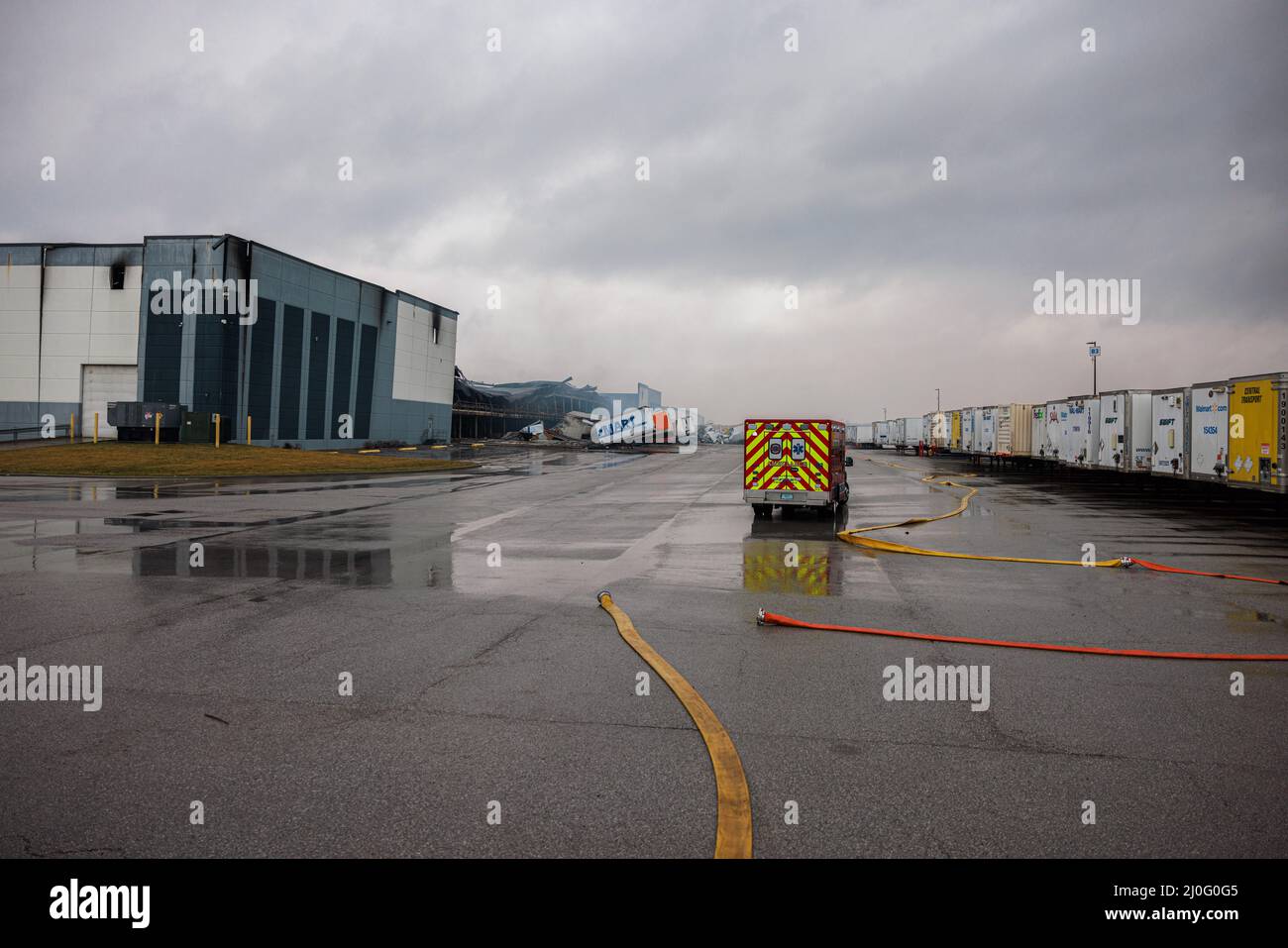 Plainfield, Stati Uniti. 18th Mar 2022. Le manichette antincendio vengono lasciate rotolare dopo un incendio che distrusse il centro di adempimento Walmart a Plainfield, Ind. Il fuoco nell'edificio di 1,2 milioni di metri quadrati è iniziato mercoledì intorno a mezzogiorno e non è stato contenuto fino a venerdì. Il Bureau of Alcohol, Tobacco, armi da fuoco ed esplosivi (ATF) indagherà la causa del fuoco. Nessuno è stato ferito nella macchia. (Foto di Jeremy Hogan/SOPA Images/Sipa USA) Credit: Sipa USA/Alamy Live News Foto Stock