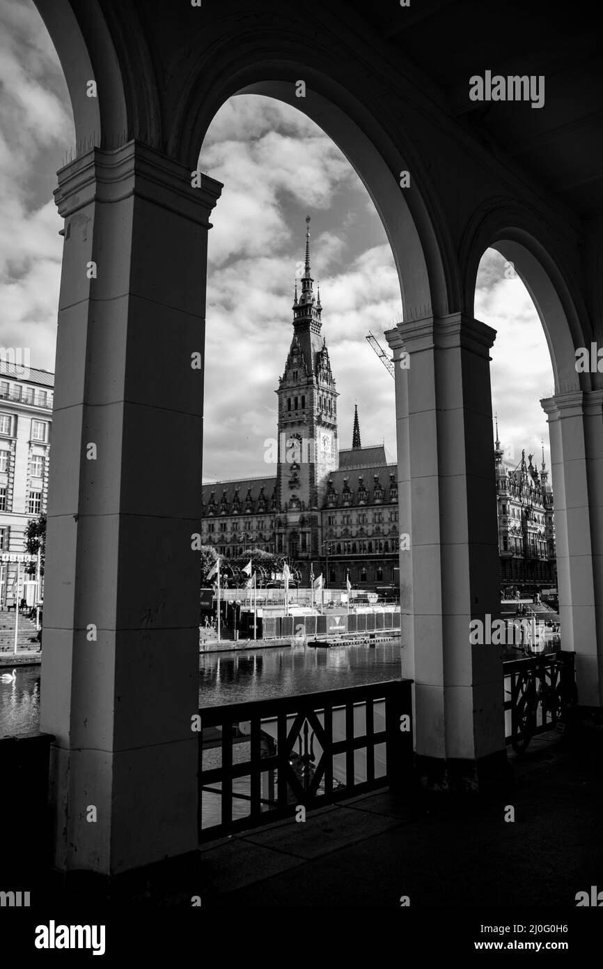 Germania Amburgo il municipio di Amburgo è la sede del governo locale della città libera e anseatica di Amburgo vista dall'Alsterarkaden. Foto Stock