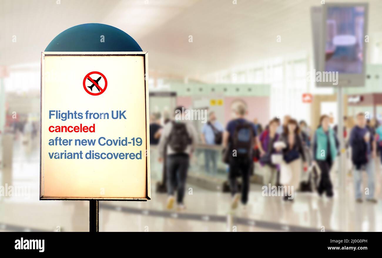 Un cartello all'interno di un aeroporto avverte della cancellazione dei voli dal Regno Unito dopo la nuova variante di Covid-19 dis Foto Stock