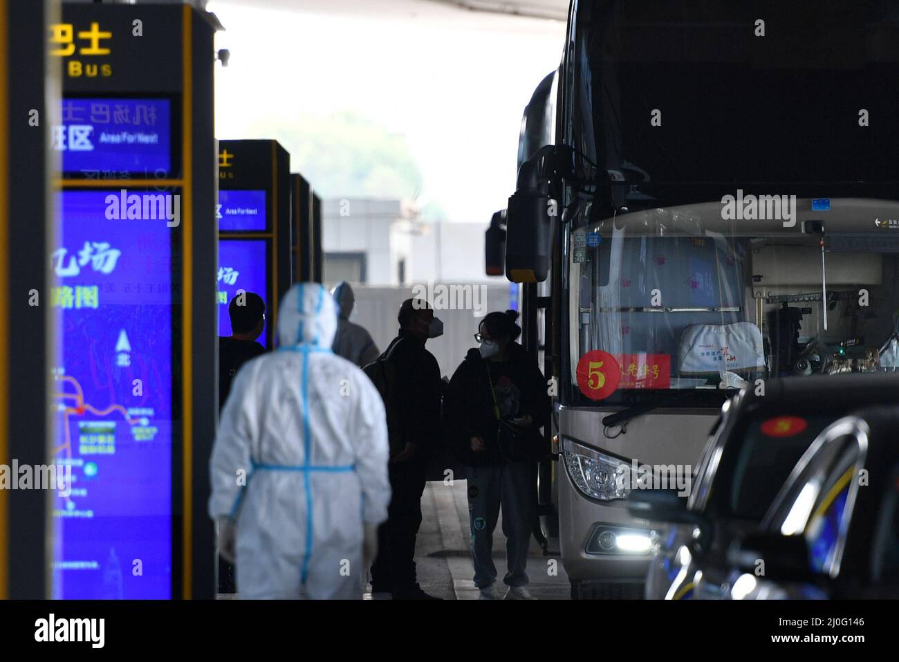 Changsha, la provincia cinese di Hunan. 19th Mar 2022. I cittadini cinesi evacuati dall'Ucraina arrivano all'aeroporto internazionale Changsha Huanghua di Changsha, provincia centrale dell'Hunan della Cina, il 19 marzo 2022. Sabato alle 6:45 arrivò a Changsha un volo temporaneo che trasportava cittadini cinesi evacuati dall'Ucraina. Prima di questo, 16 voli temporanei che hanno riportato cittadini cinesi dall'Ucraina sono tornati in Cina in modo sicuro. Credit: Chen Zhenhai/Xinhua/Alamy Live News Foto Stock