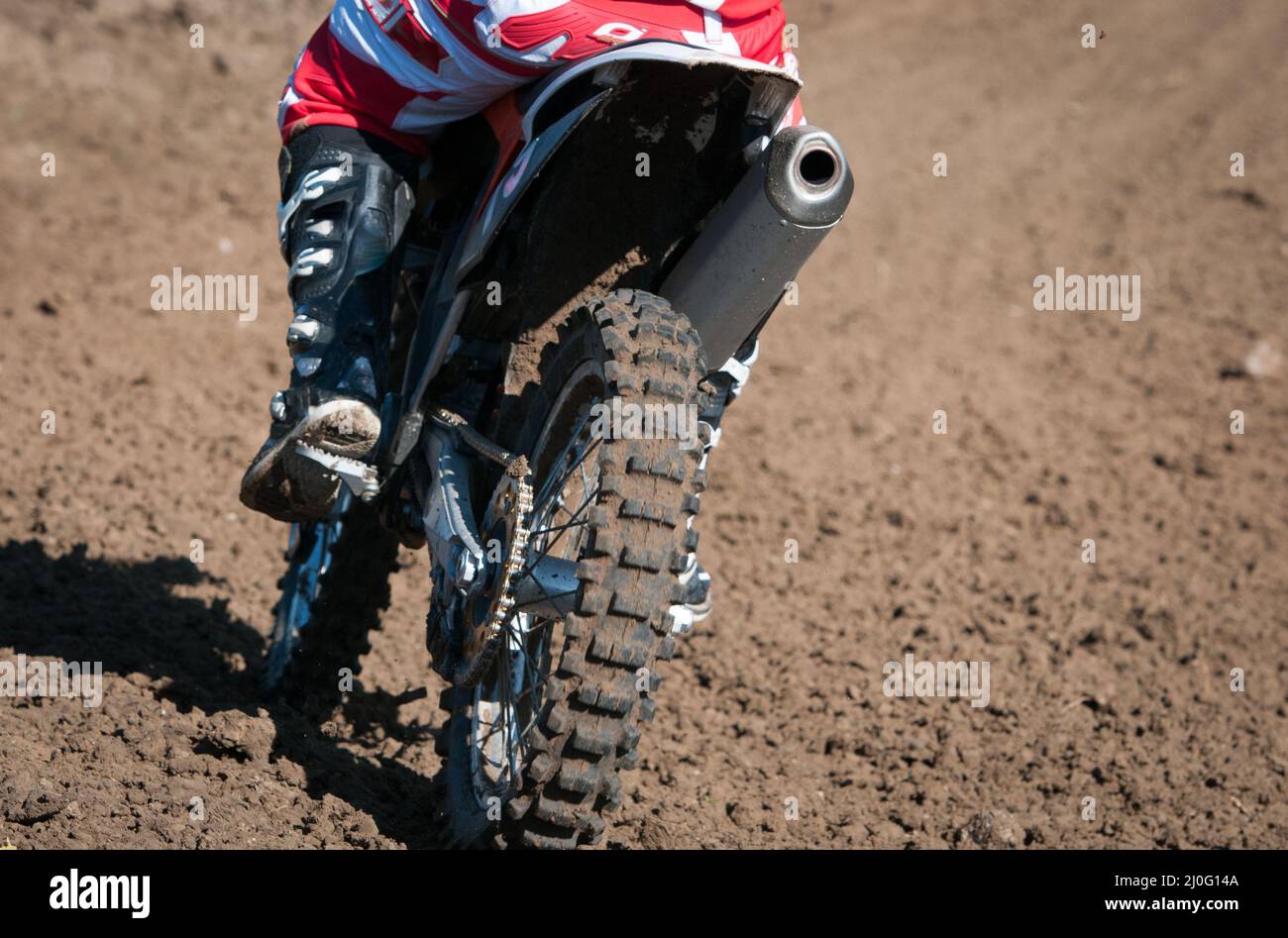 Atleta non riconosciuto che guida una moto sportiva su una gara di motocross Foto Stock