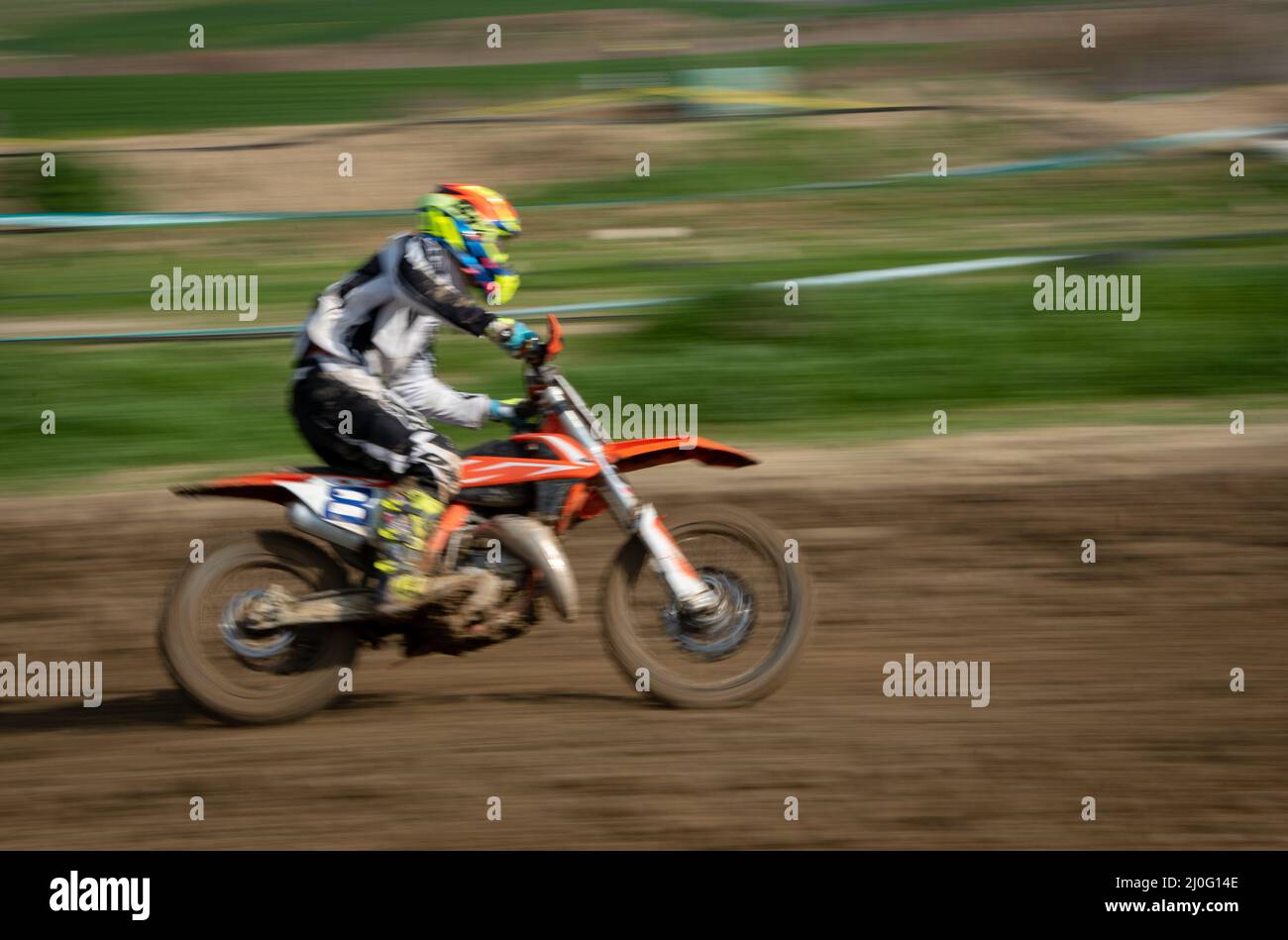 Atleta non riconosciuto che guida una moto sportiva su una gara di motocross Foto Stock