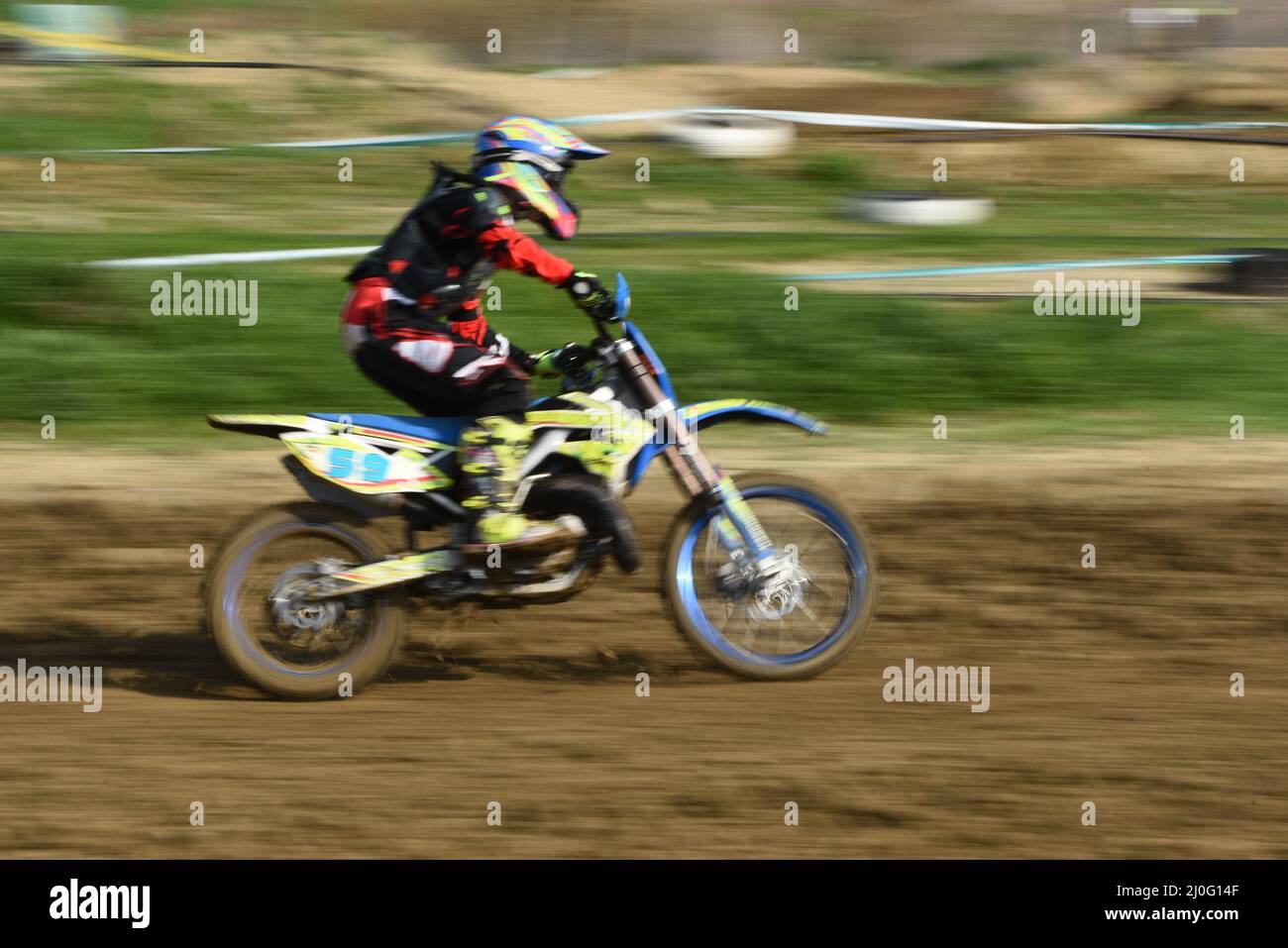 Atleta non riconosciuto che guida una moto sportiva su una gara di motocross Foto Stock