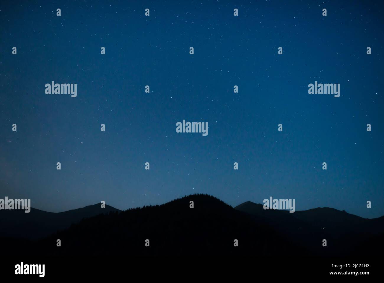 Silhouette della gamma della montagna di notte Foto Stock