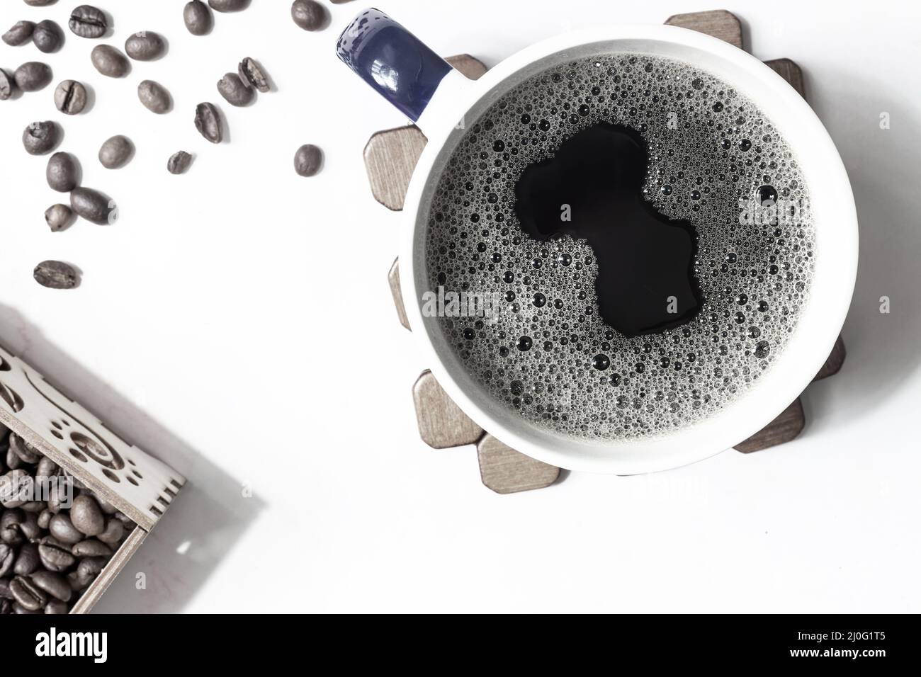 Caffè nero in una tazza sul tavolo Foto Stock
