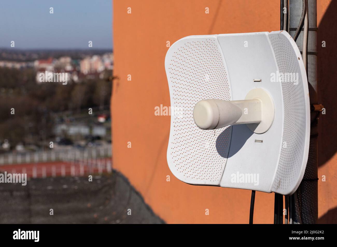 Antenna per telecomunicazioni montata sul cucito dell'edificio, utilizzata per la trasmissione di dati in reti cellulari e per la fornitura di wirel Foto Stock