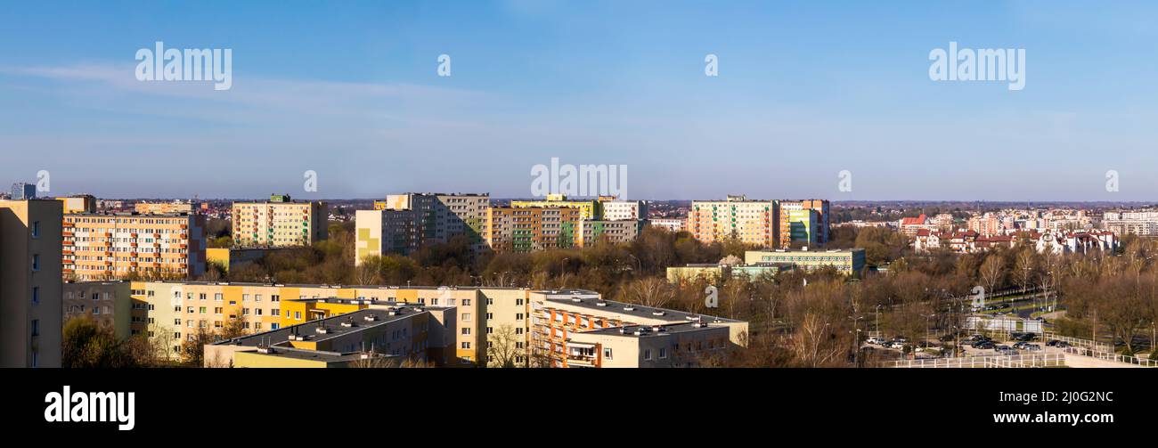 Panorama della città di Lulina su uno dei terreni abitati. Blocchi di quattro piani e grattacieli di dieci piani contro un'aria blu cielo Foto Stock