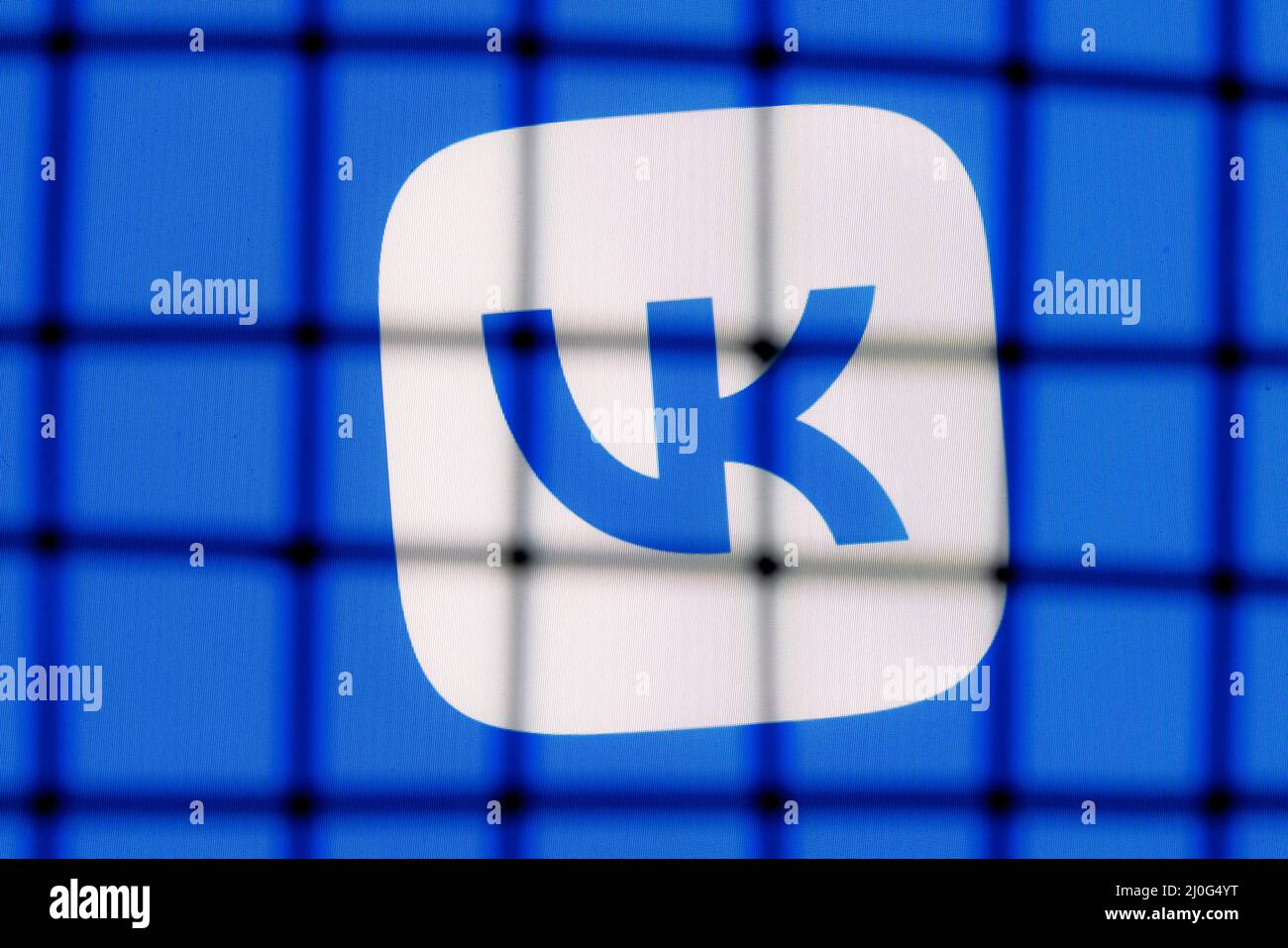 Il logo del social network VKontakte dietro le sbarre. Il concetto di censura e divieto di VKontakte. Foto Stock