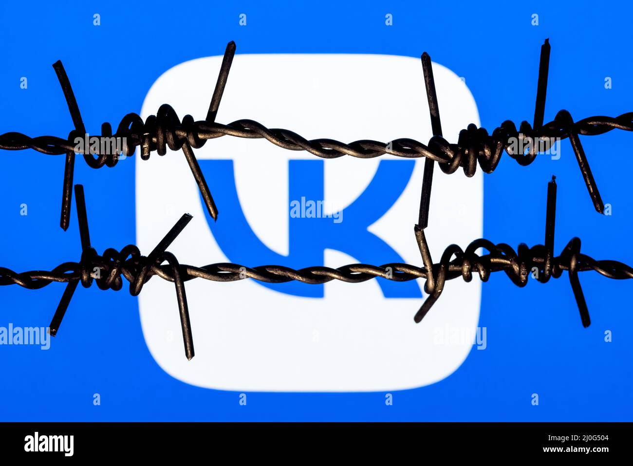 Vkontakte social network logo dietro filo spinato. Il concetto di censura e divieto di VKontakte. Foto Stock