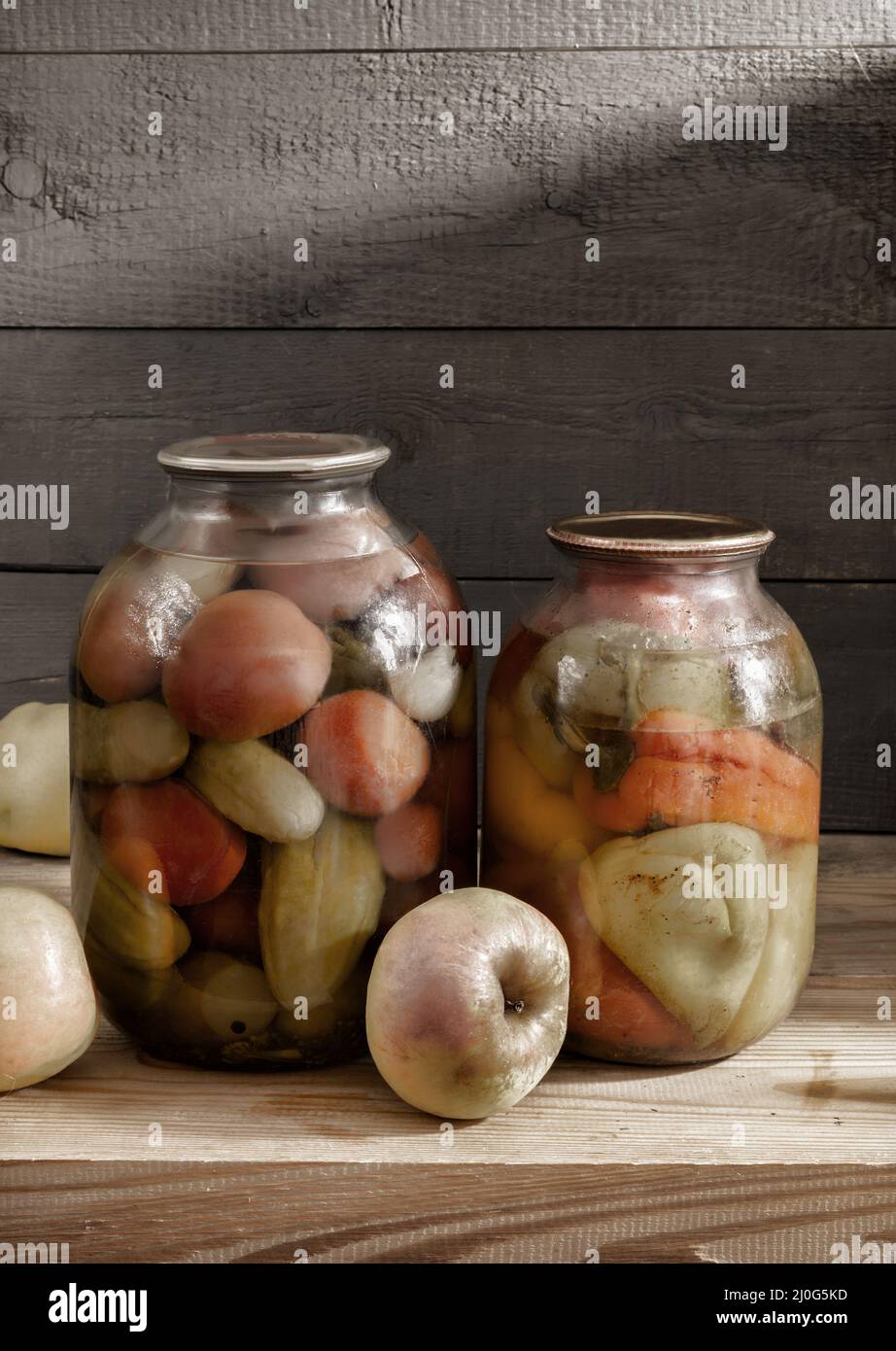 Verdure in scatola in vasi di vetro su una mensola nel seminterrato Foto Stock