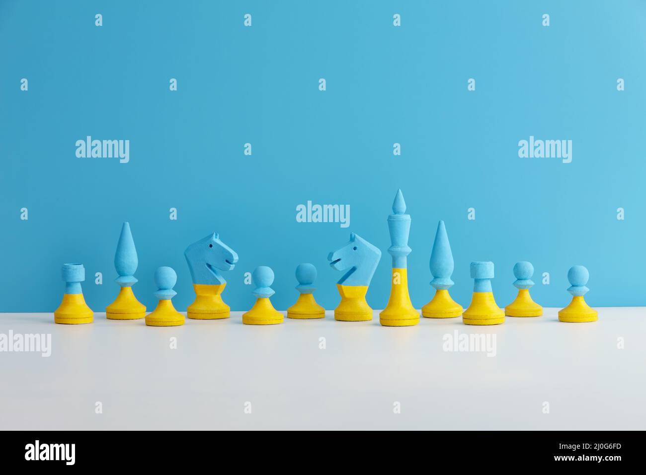 Scacchi ucraini blu e giallo su sfondo blu Foto Stock