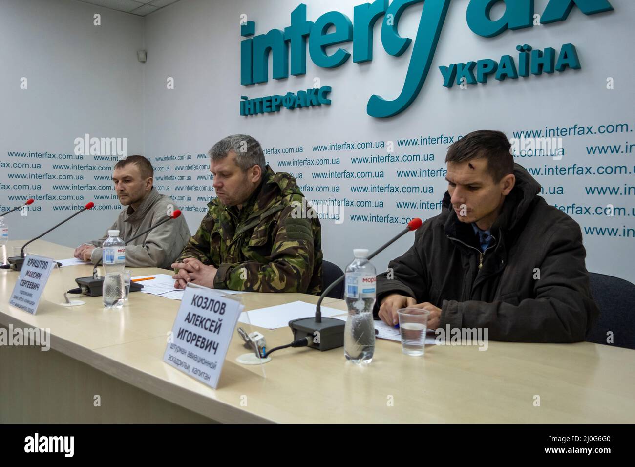 KIEV, UCRAINA 11 marzo. I piloti russi Alexey Glavovsky (L), Maxim Cristopa (C) e Alexey Kozlov (R), catturati dalle forze ucraine, partecipano ad una conferenza stampa, mentre l'invasione russa dell'Ucraina continua il 11 marzo 2022 a Kiev, Ucraina. La Russia ha iniziato un'invasione militare dell'Ucraina dopo che il parlamento russo ha approvato i trattati con due regioni in distacco nell'Ucraina orientale. È il più grande conflitto militare in Europa dalla seconda guerra mondiale Foto Stock