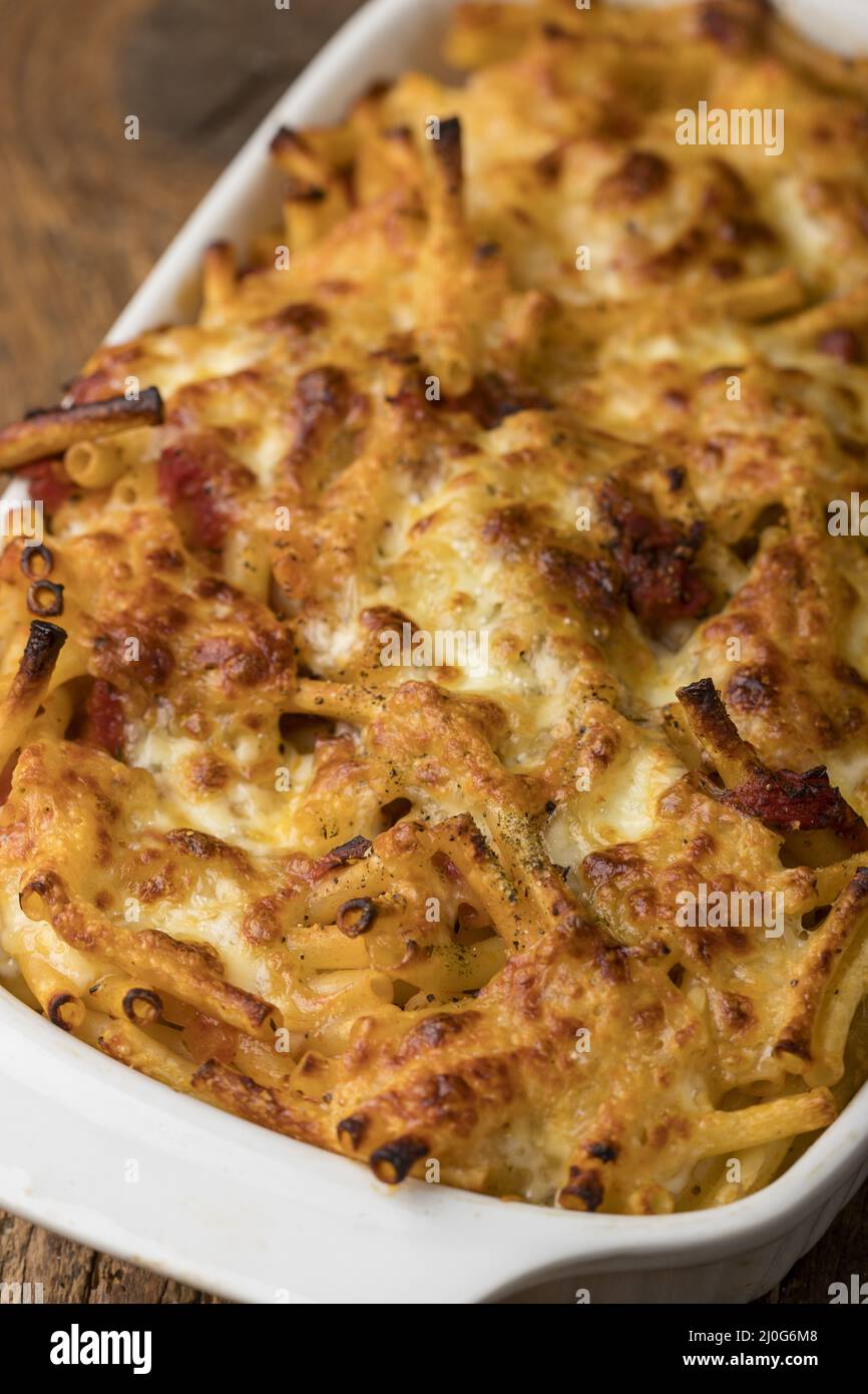 Rigatoni al gratin in legno Foto Stock
