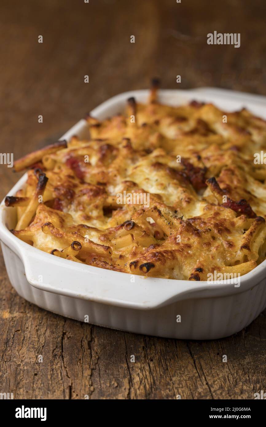 Rigatoni al gratin in legno Foto Stock