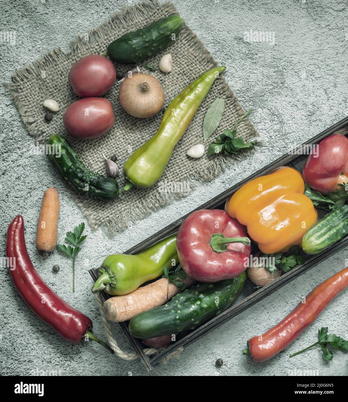 Varietà di verdure mature su uno sfondo chiaro Foto Stock