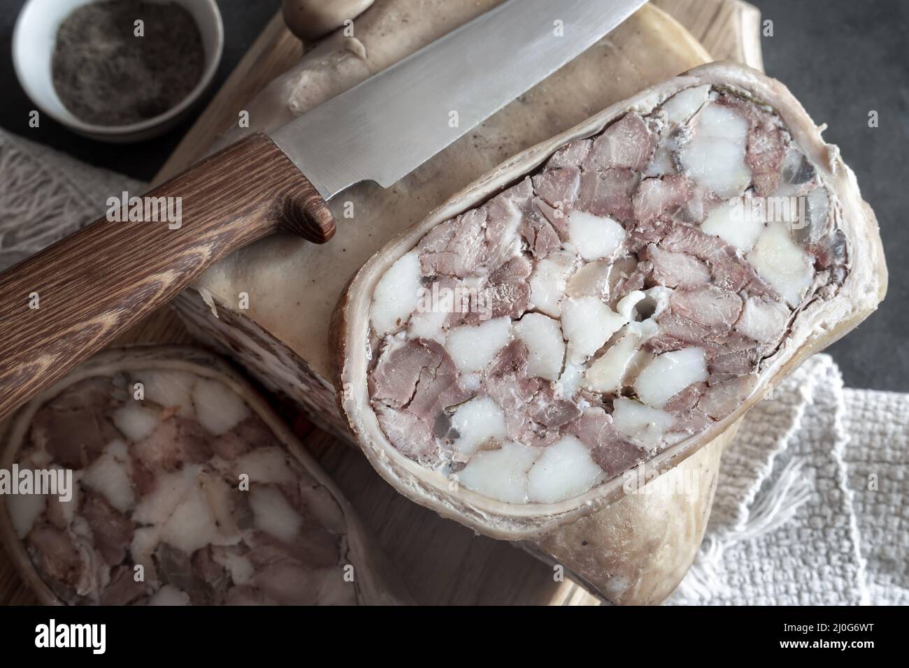 Antipasto di carne: Stomaco di maiale ripieno di carne e strutto. Foto Stock
