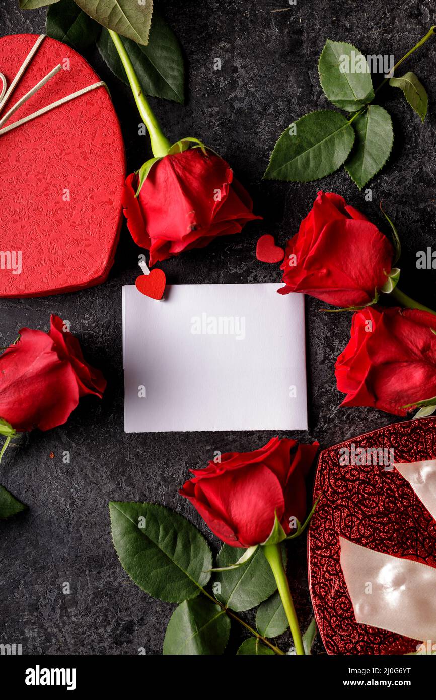 Scatola regalo a forma di cuore rosso, rose, carta messaggio vuota