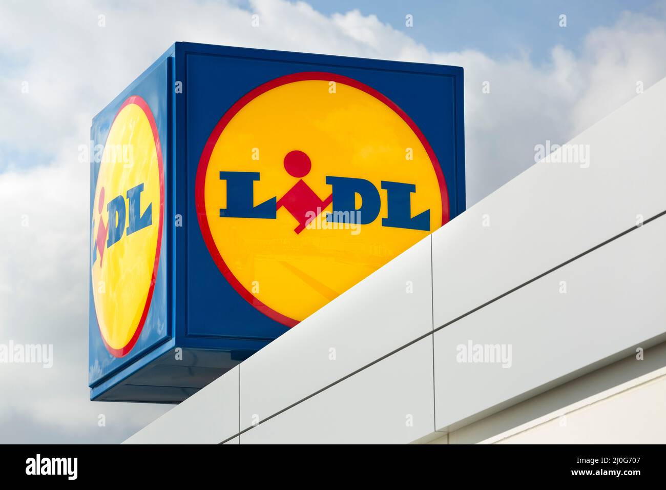 MADRID, SPAGNA - 13 FEBBRAIO 2022: Poster pubblicitario con il logo della catena multinazionale tedesca di supermercati a prezzi scontati Lidl. Foto Stock