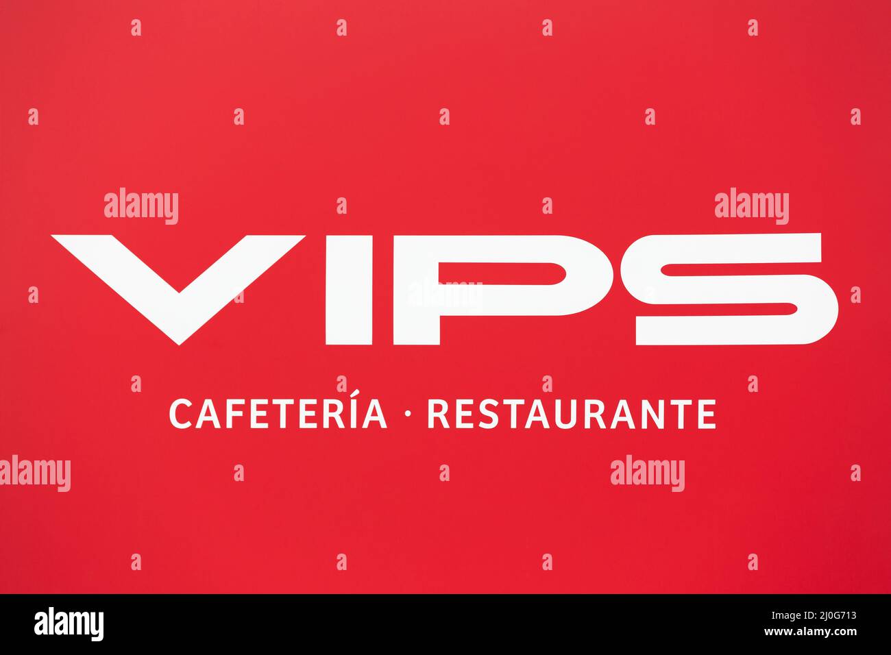 MADRID, SPAGNA - 13 FEBBRAIO 2022: Poster all'aperto con il logo della catena spagnola di ristoranti e caffetterie del gruppo VIP. Foto Stock