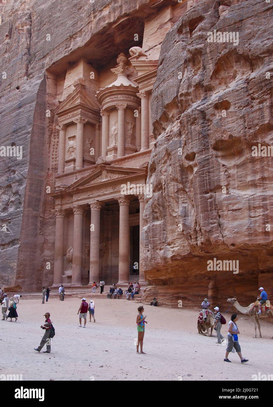 Turisti al monumento del tesoro di petra sito archeologico in Giordania, Asia Foto Stock