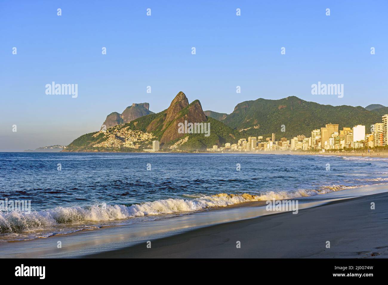 Dawn alla spiaggia di Ipanema a Rio de Janeiro ancora vuota Foto Stock