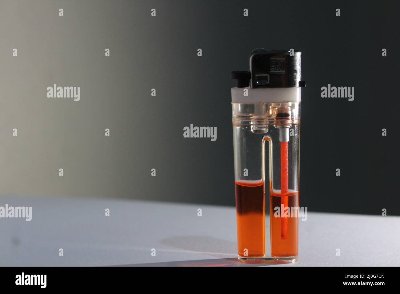 alcuni oggetti vengono fotografati collocando gli oggetti sul lato (destro o sinistro) con uno sfondo sfocato Foto Stock