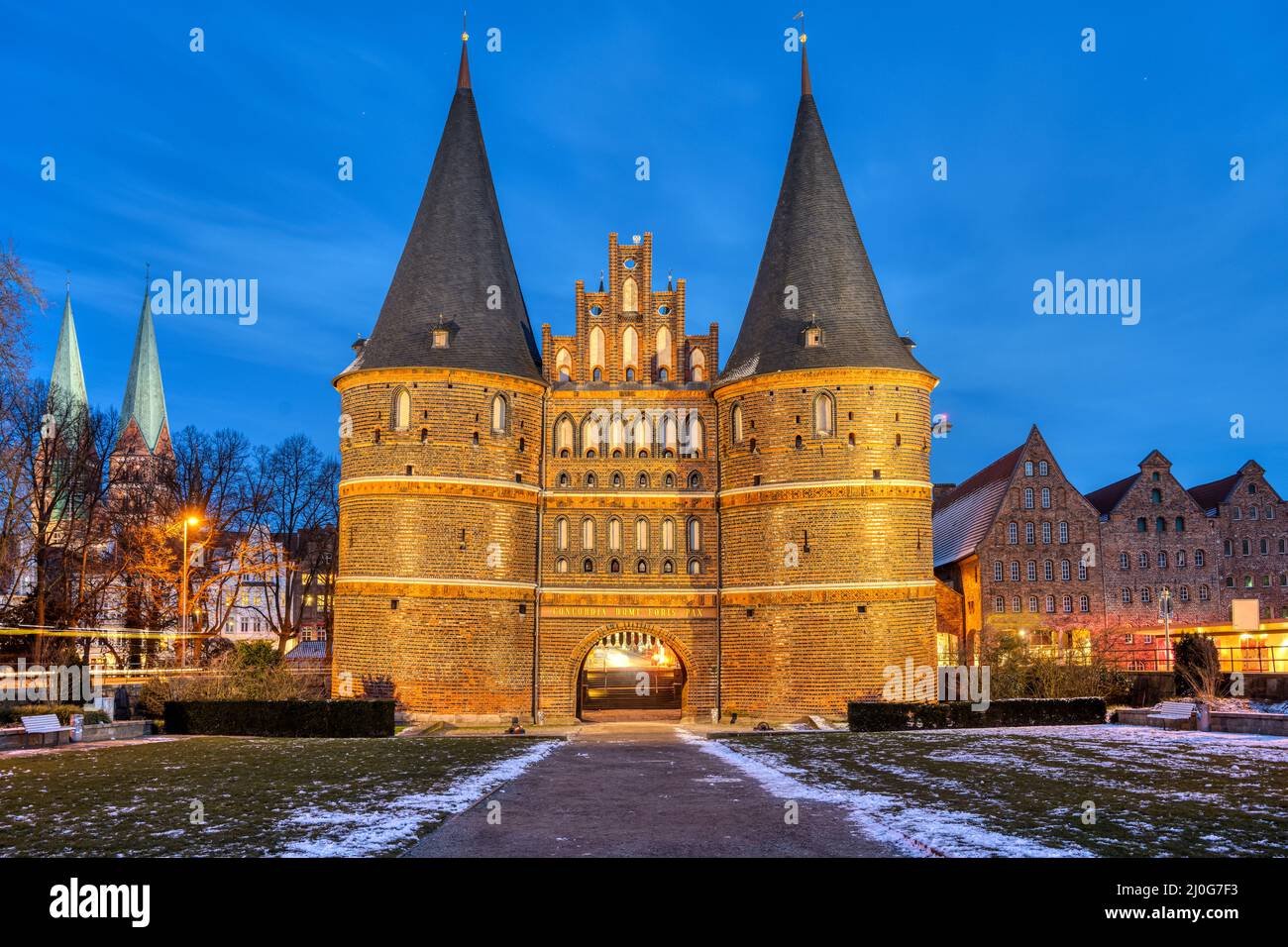 L'iconica porta di Holsten a Lubecca, in Germania, di notte Foto Stock