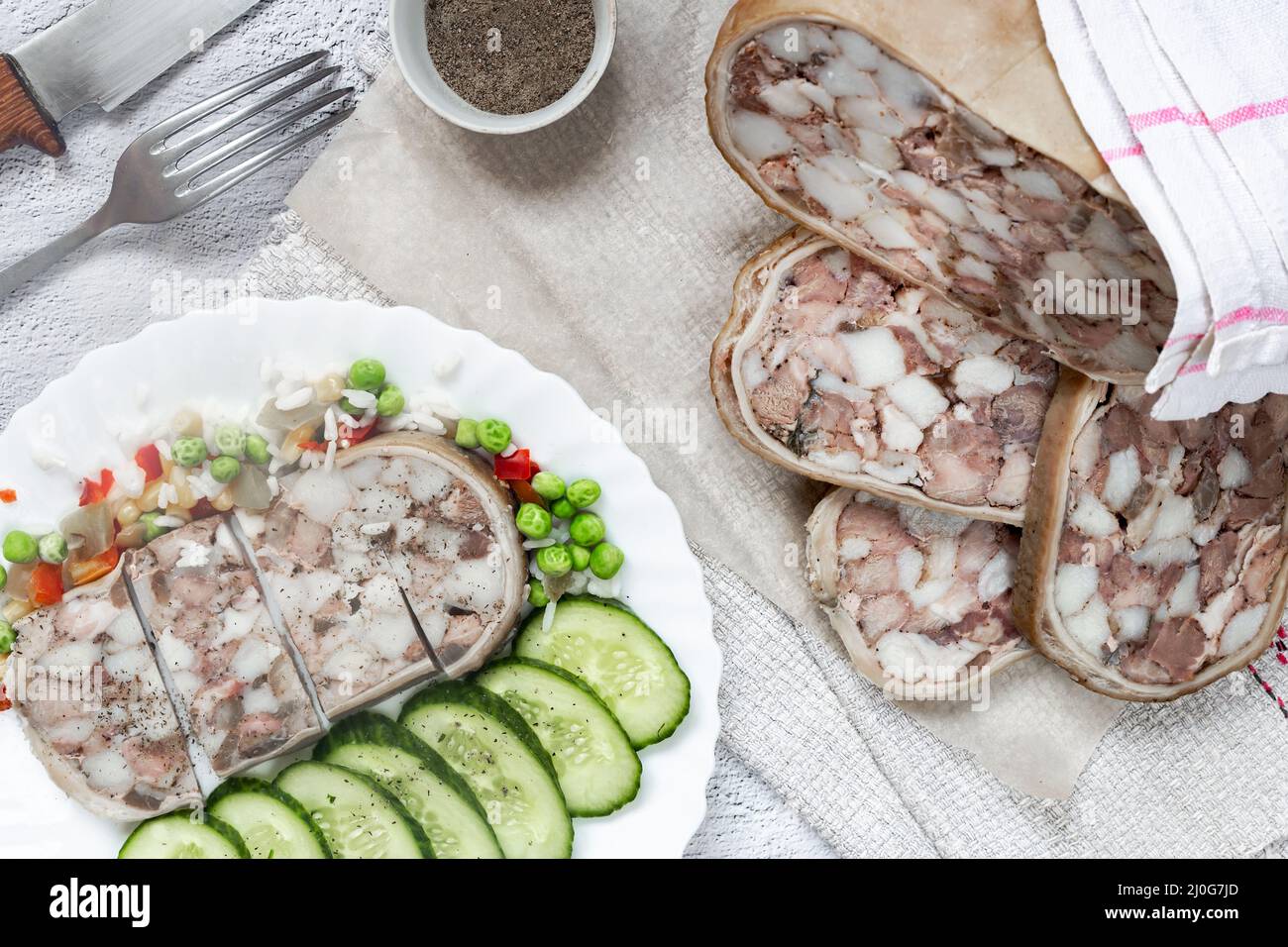 Antipasto di carne: Stomaco di maiale ripieno di carne e strutto. Foto Stock