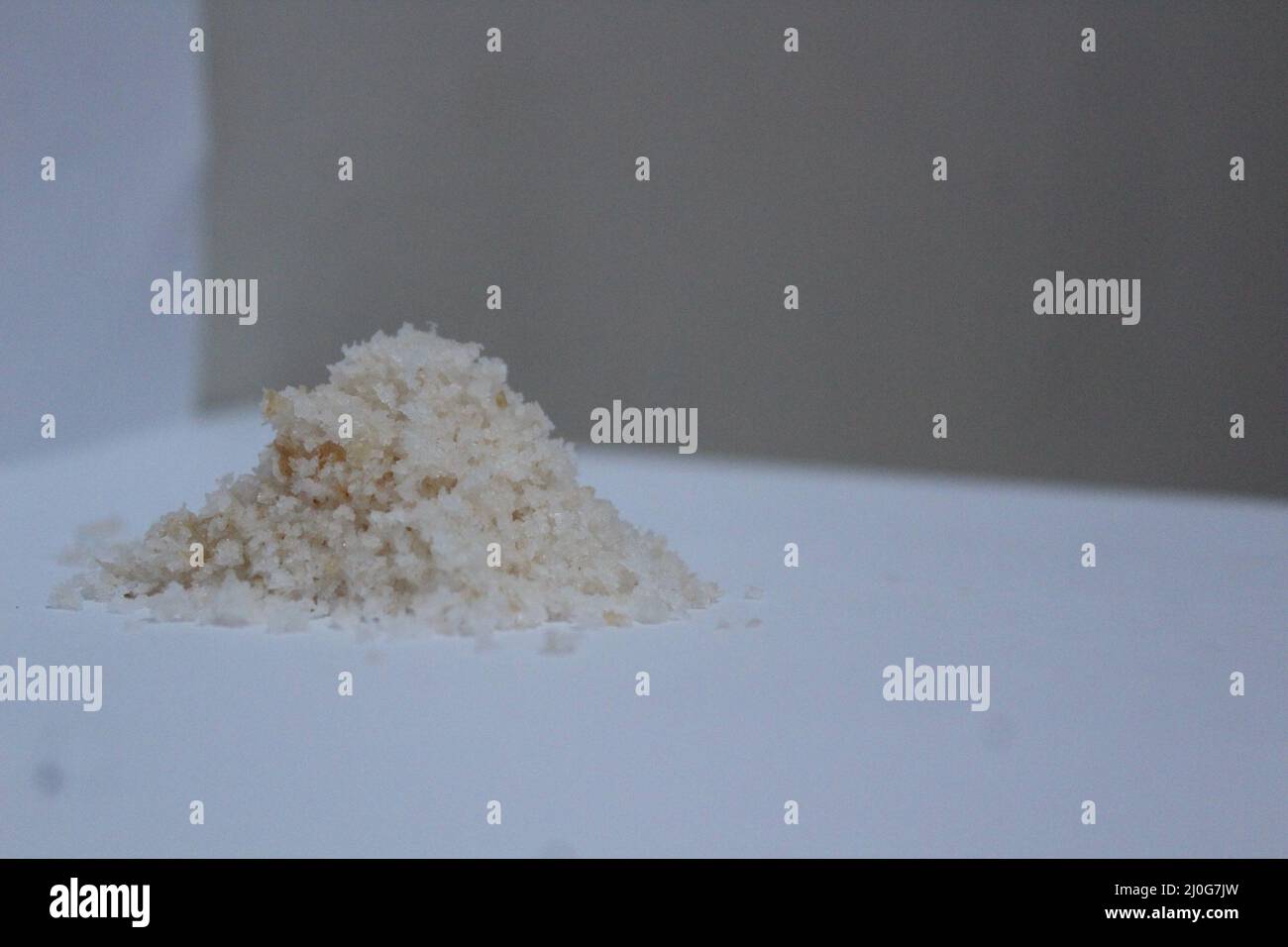 alcuni oggetti vengono fotografati collocando gli oggetti sul lato (destro o sinistro) con uno sfondo sfocato Foto Stock