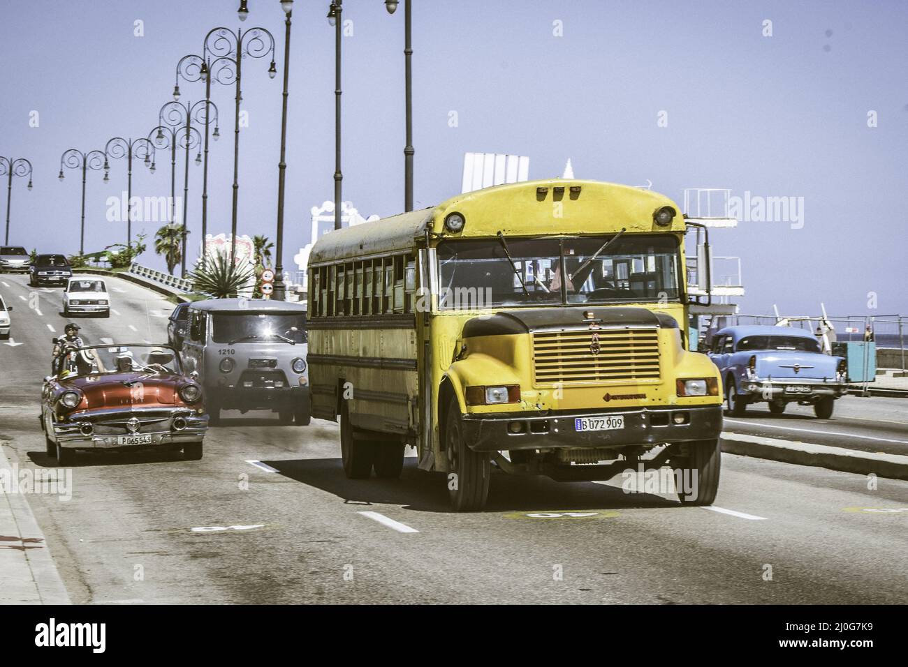Tipico autobus scuola giallo USA in strada, questo è il modello internazionale 3800 S1700 Foto Stock