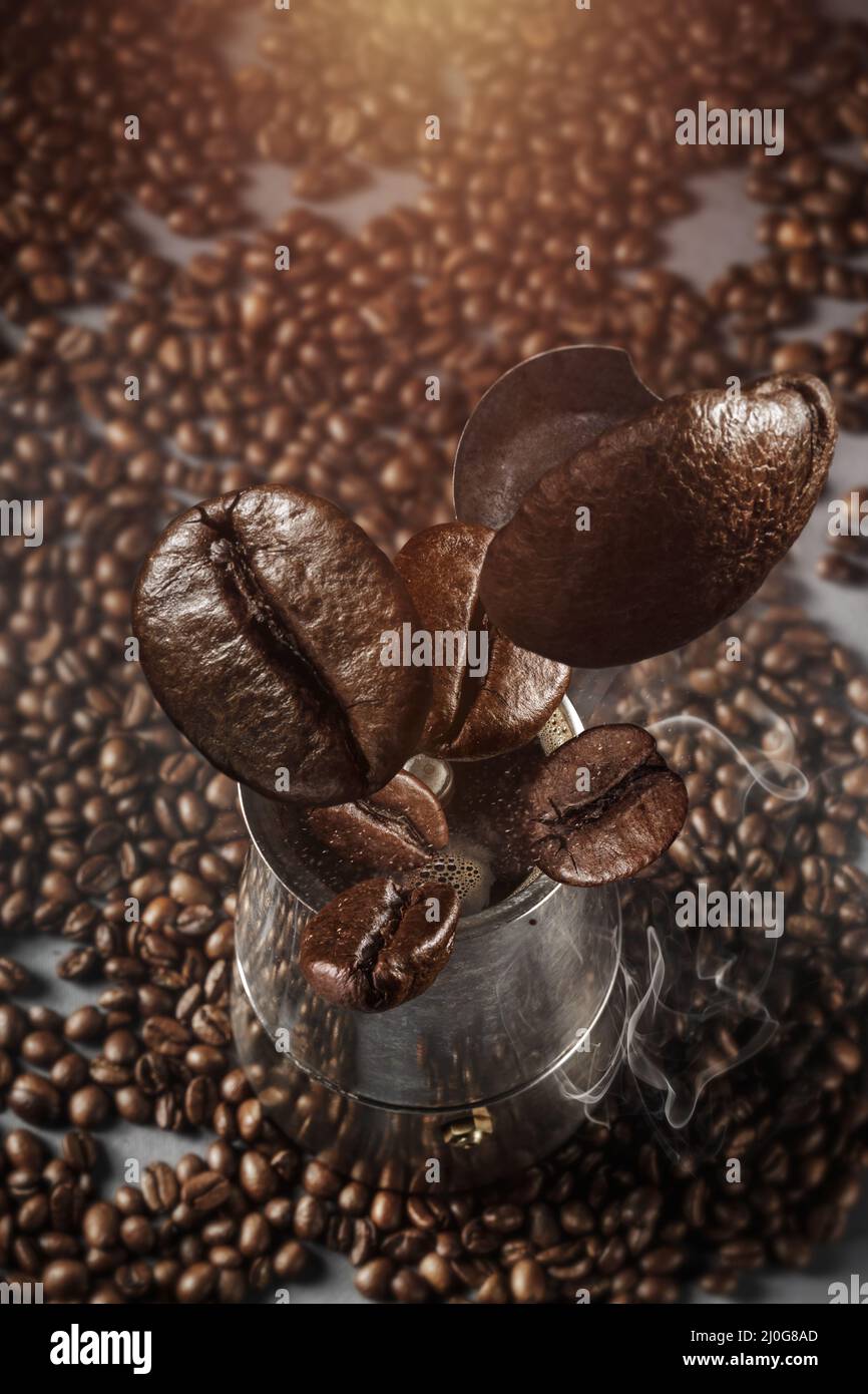 Concetto di chicchi di caffè appena tostati in caduta Foto Stock