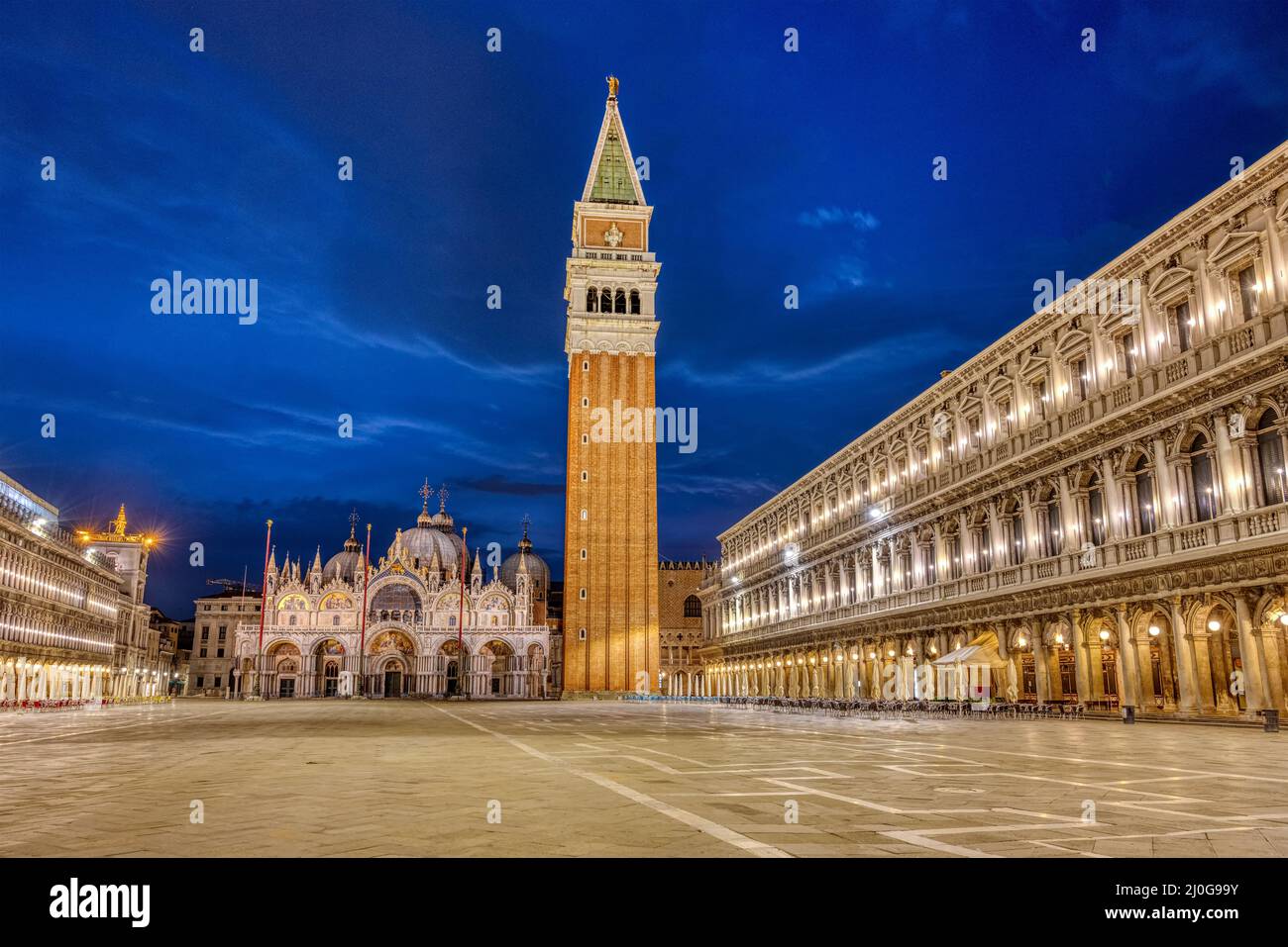 La famosa Piazza San Marco a Venezia con la campana torre e la cattedrale di notte Foto Stock