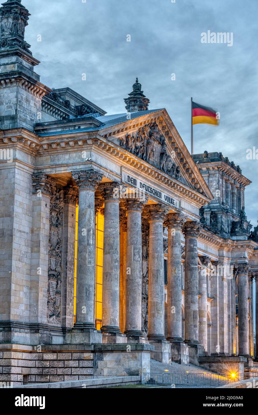 Il portale principale del Reichstag a Berlino all'alba Foto Stock