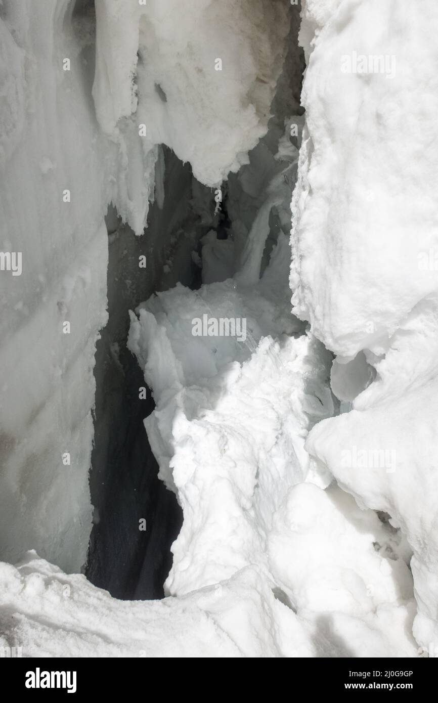 In un crepaccio nelle Alpi svizzere. Foto Stock