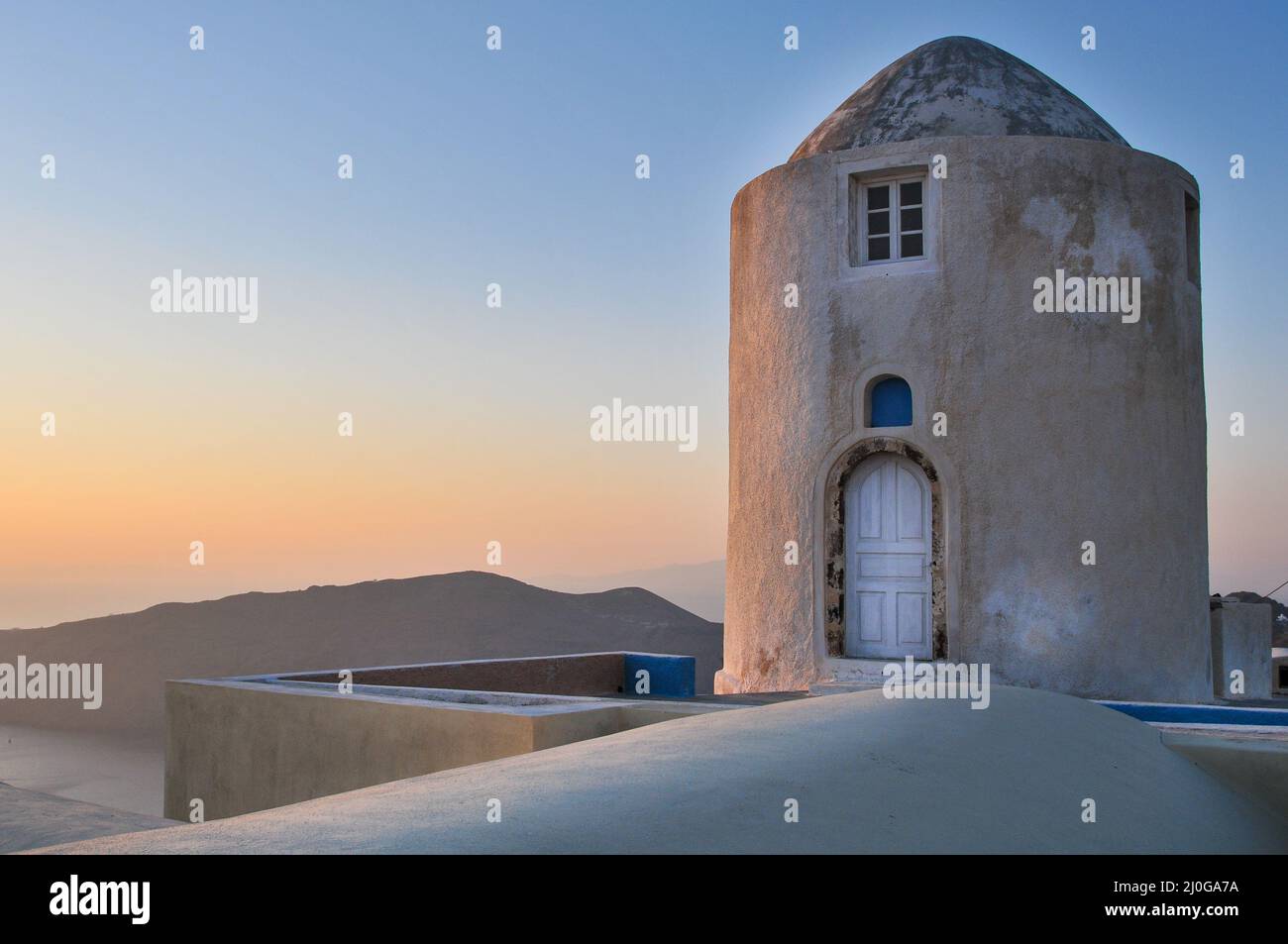 Greco bianco e blu architettura minima al tramonto. Fira Santorini, Grecia. Foto Stock
