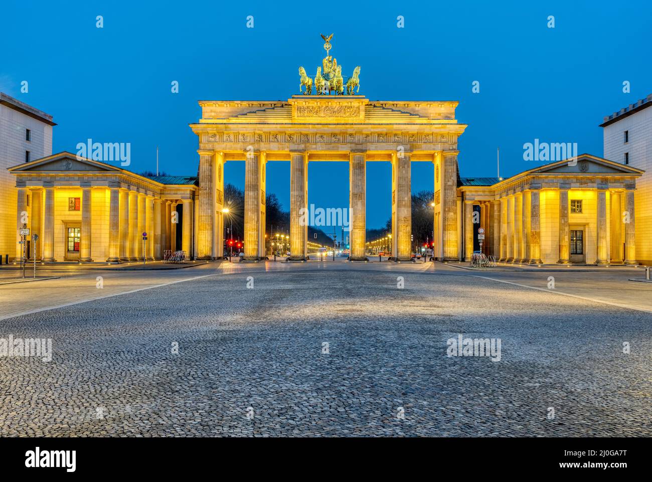 La famosa porta di Brandeburgo illuminata a Berlino all'alba Foto Stock