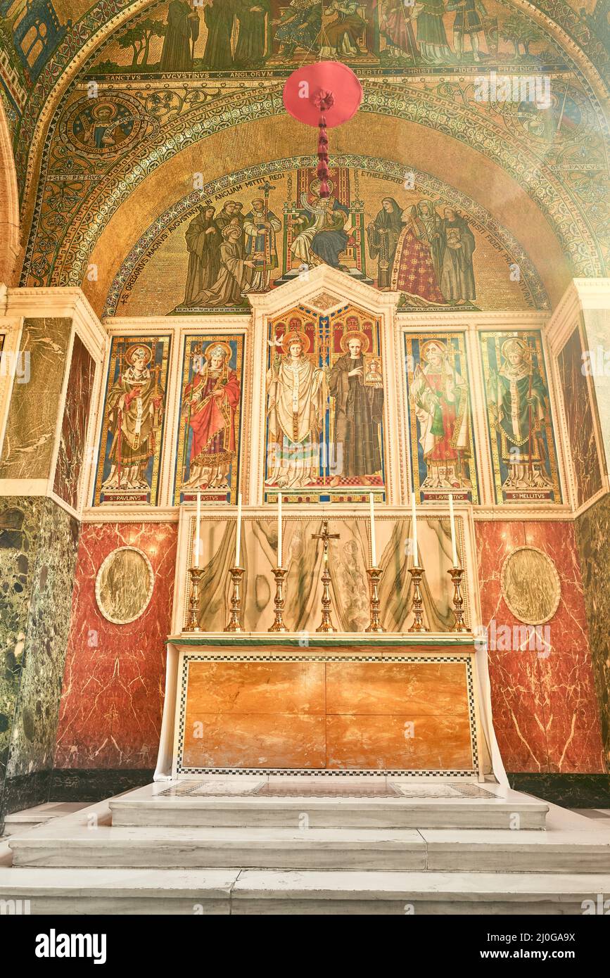 Altare nella cappella cristiana cattolica di San Gregorio e Sant'Agostino nella cattedrale di Westminster, Londra, Inghilterra. Foto Stock
