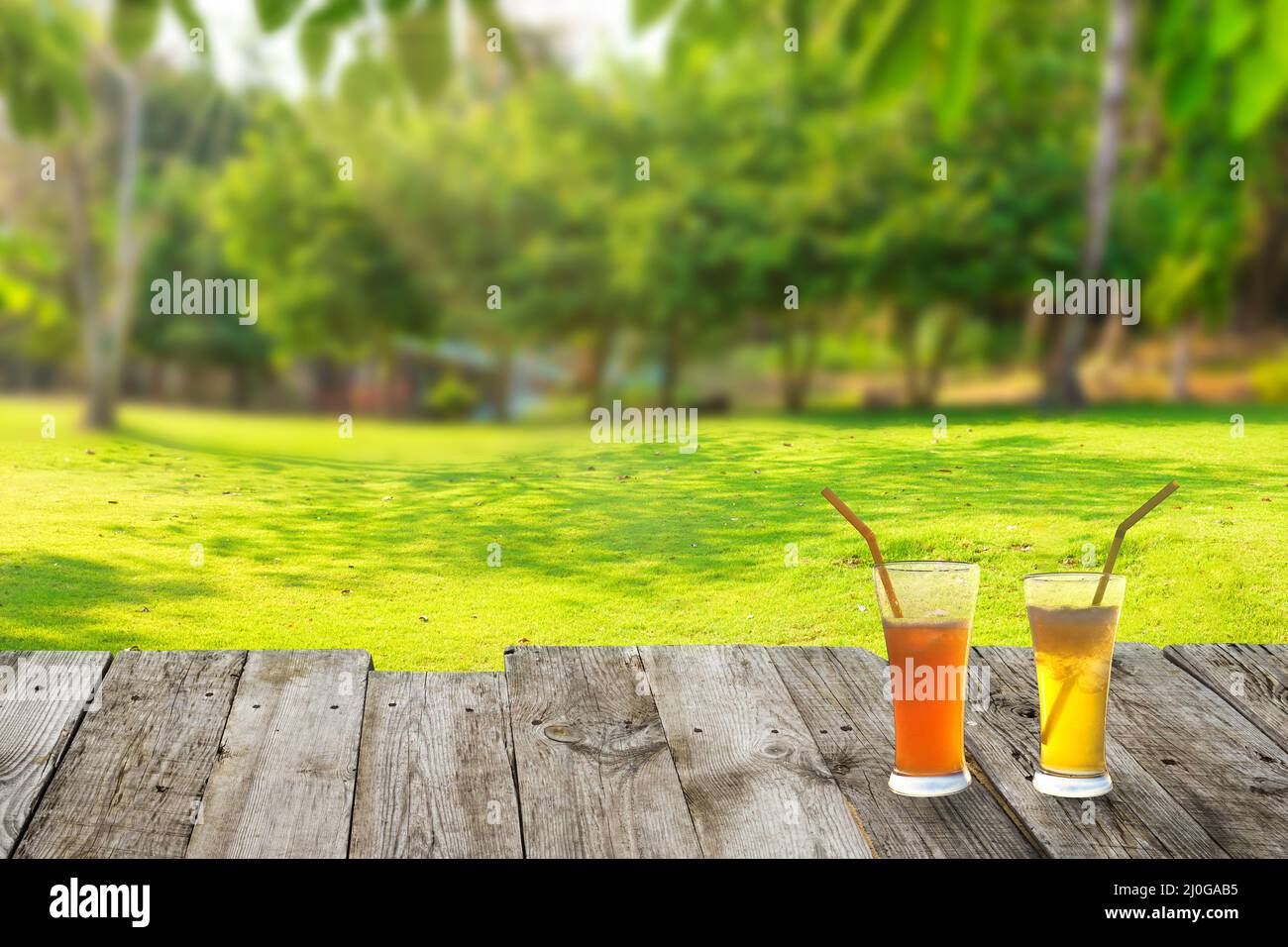 Campo verde con 2 bicchieri da cocktail sul tavolo Foto Stock