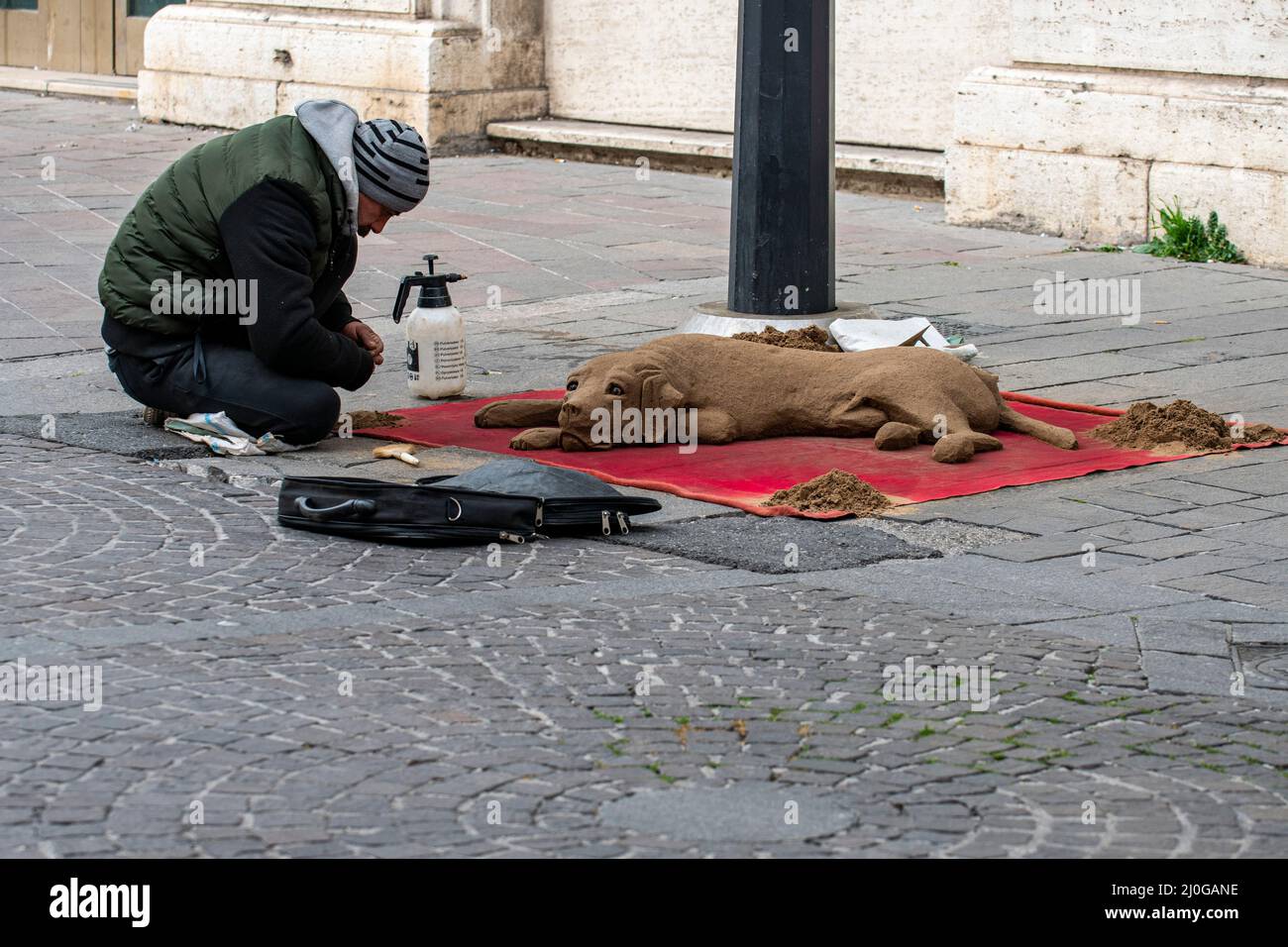 terni, italy march 19 2022:artista di strada che fa scultura sulla sabbia Foto Stock