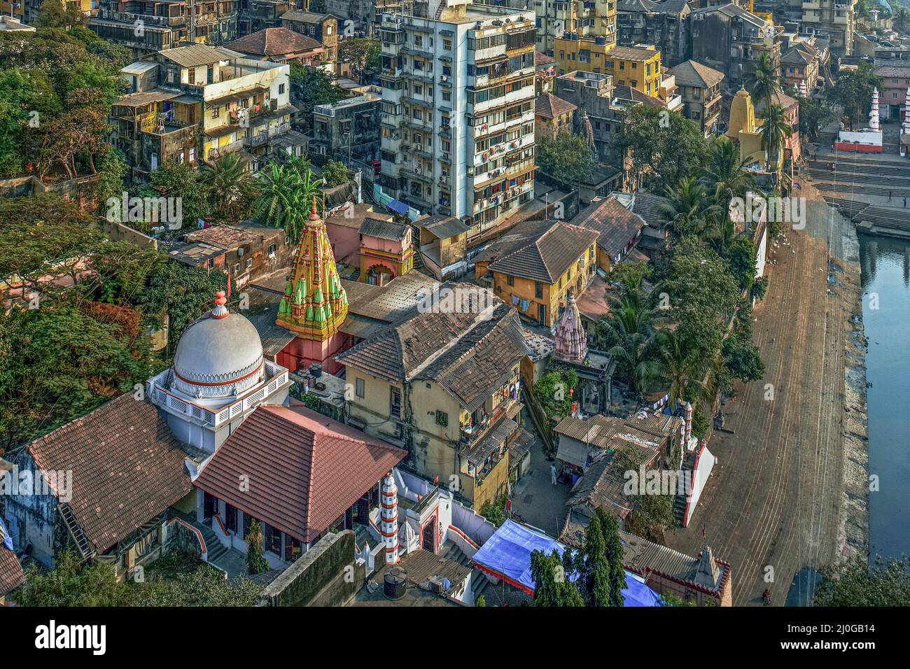 04 29 2011 angolo superiore del tempio di Venkatesh Balaji Jagannath Mahaev a Banganga Walkeshwar Mumbai Maharashtra INDIA Foto Stock