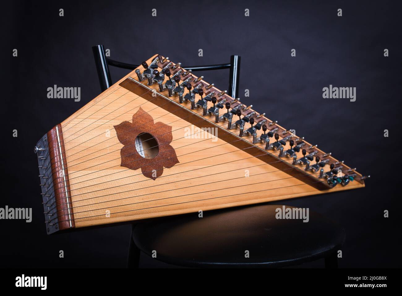 Strumenti musicali folk russi. Guusli isolato su sfondo nero Foto Stock