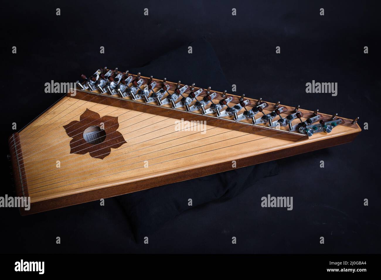 Strumenti musicali folk russi. Guusli isolato su sfondo nero Foto Stock