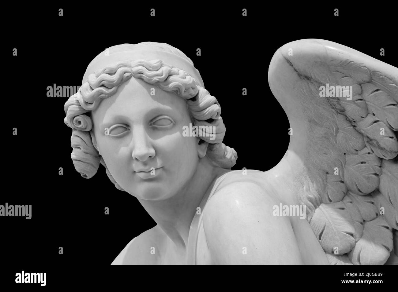 Angel ali isolate su sfondo nero con copyspace. Statua di cherubino da vicino Foto Stock Angel ali isolate su sfondo nero con copyspace. Statua di cherubino da vicino Foto Stock
