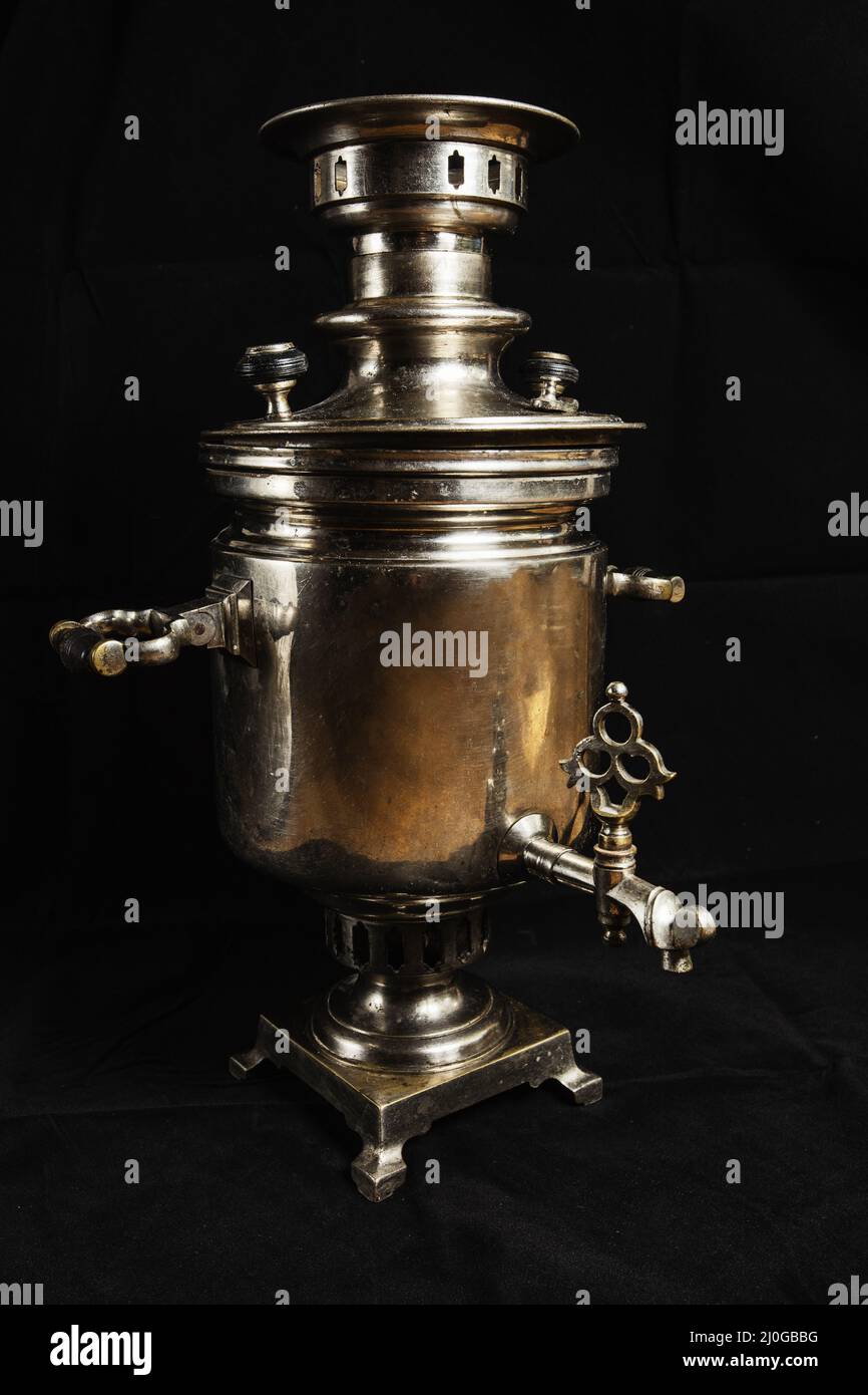 Vecchio samovar.Metal vaso per bollire l'acqua e fare il tè. Foto Stock